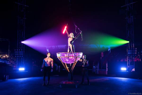 Schwertschluckerin im The Traumatica Circus: APOCALYPSE - beim Festival of Fear 2023, Horror-Event an Halloween im Europa-Park Erlebnis-Resort in Rust