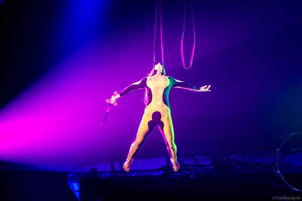 Schwertschluckerin im The Traumatica Circus: APOCALYPSE - beim Festival of Fear 2023, Horror-Event an Halloween im Europa-Park Erlebnis-Resort in Rust