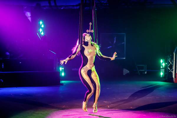 Schwertschluckerin im The Traumatica Circus: APOCALYPSE - beim Festival of Fear 2023, Horror-Event an Halloween im Europa-Park Erlebnis-Resort in Rust