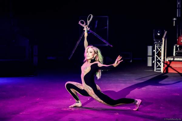 Schwertschluckerin im The Traumatica Circus: APOCALYPSE - beim Festival of Fear 2023, Horror-Event an Halloween im Europa-Park Erlebnis-Resort in Rust