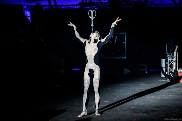 Schwertschluckerin im The Traumatica Circus: APOCALYPSE - beim Festival of Fear 2023, Horror-Event an Halloween im Europa-Park Erlebnis-Resort in Rust