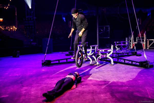 Akrobatik im The Traumatica Circus: APOCALYPSE - beim Festival of Fear 2023, Horror-Event an Halloween im Europa-Park Erlebnis-Resort in Rust