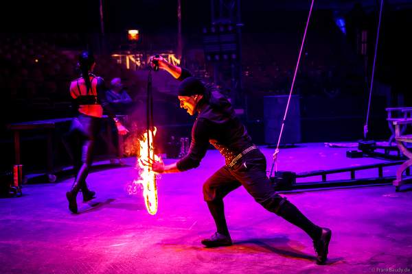 Feuer Akrobatik im The Traumatica Circus: APOCALYPSE - beim Festival of Fear 2023, Horror-Event an Halloween im Europa-Park Erlebnis-Resort in Rust