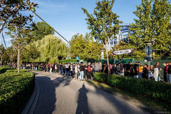 Lange Warteschlange von Besuchern bei Traumatica - Festival of Fear - 2023, Horror-Event an Halloween im Europa-Park Erlebnis-Resort in Rust