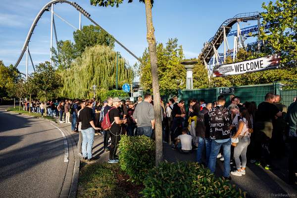 Lange Warteschlange von Besuchern bei Traumatica - Festival of Fear - 2023, Horror-Event an Halloween im Europa-Park Erlebnis-Resort in Rust