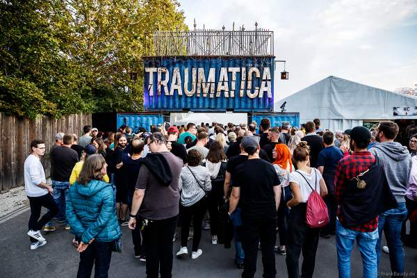 Lange Warteschlange von Besuchern bei Traumatica - Festival of Fear - 2023, Horror-Event an Halloween im Europa-Park Erlebnis-Resort in Rust