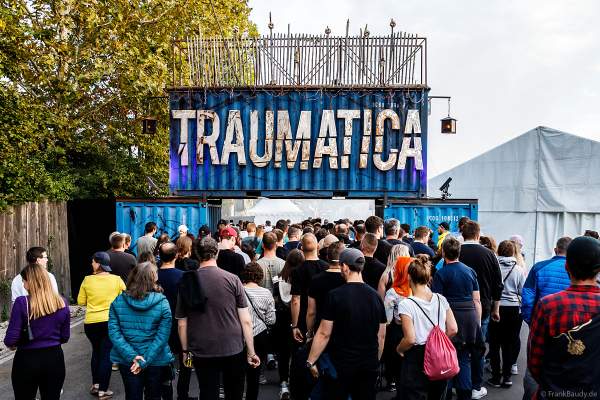 Lange Warteschlange von Besuchern bei Traumatica - Festival of Fear - 2023, Horror-Event an Halloween im Europa-Park Erlebnis-Resort in Rust