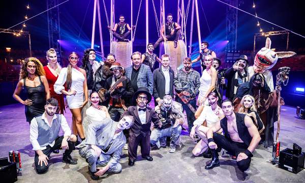 Gruppenfoto der Artisten, Künstler und Michael Mack The Traumatica Circus: APOCALYPSE - beim Festival of Fear 2023, Horror-Event an Halloween im Europa-Park Erlebnis-Resort in Rust