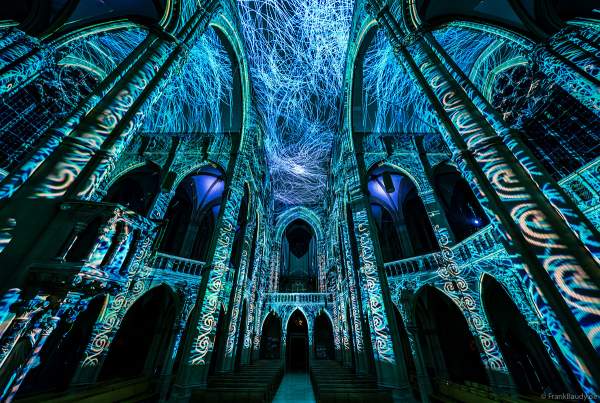 Die immersive Lichtshow 'GENESIS' in der Johanneskirche am Feuersee in Stuttgart mit 360-Grad-Projektionen und 3D-Videomapping der Schöpfungsgeschichte