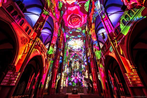 Die immersive Lichtshow 'GENESIS' in der Johanneskirche am Feuersee in Stuttgart mit 360-Grad-Projektionen und 3D-Videomapping der Schöpfungsgeschichte