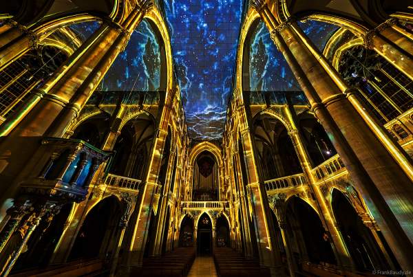 Die immersive Lichtshow 'GENESIS' in der Johanneskirche am Feuersee in Stuttgart mit 360-Grad-Projektionen und 3D-Videomapping der Schöpfungsgeschichte