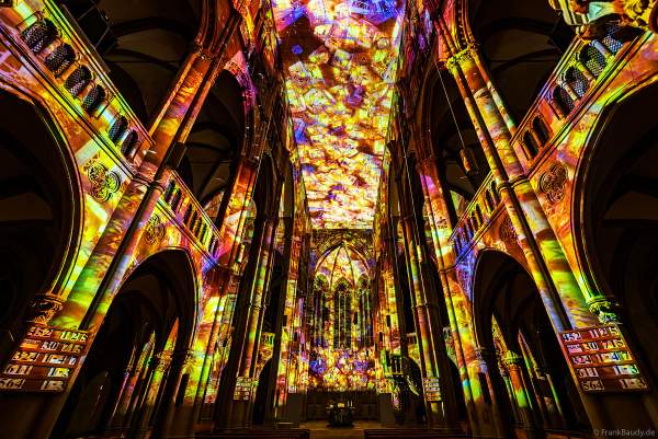 Die immersive Lichtshow 'GENESIS' in der Johanneskirche am Feuersee in Stuttgart mit 360-Grad-Projektionen und 3D-Videomapping der Schöpfungsgeschichte