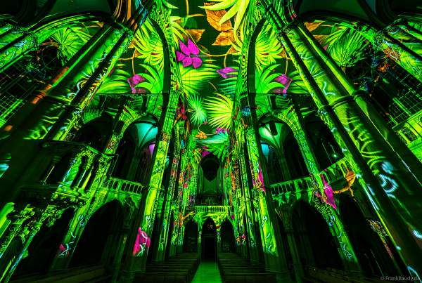 Die immersive Lichtshow 'GENESIS' in der Johanneskirche am Feuersee in Stuttgart mit 360-Grad-Projektionen und 3D-Videomapping der Schöpfungsgeschichte