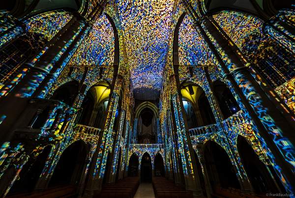 Die immersive Lichtshow 'GENESIS' in der Johanneskirche am Feuersee in Stuttgart mit 360-Grad-Projektionen und 3D-Videomapping der Schöpfungsgeschichte