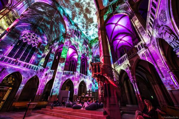 Die immersive Lichtshow 'GENESIS' in der Johanneskirche am Feuersee in Stuttgart mit 360-Grad-Projektionen und 3D-Videomapping der Schöpfungsgeschichte