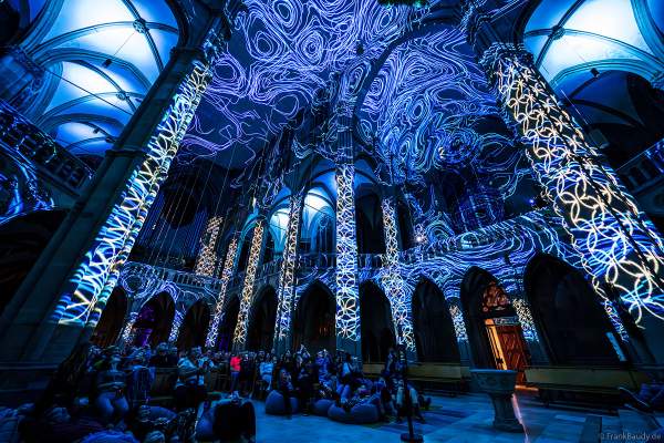 Die immersive Lichtshow 'GENESIS' in der Johanneskirche am Feuersee in Stuttgart mit 360-Grad-Projektionen und 3D-Videomapping der Schöpfungsgeschichte