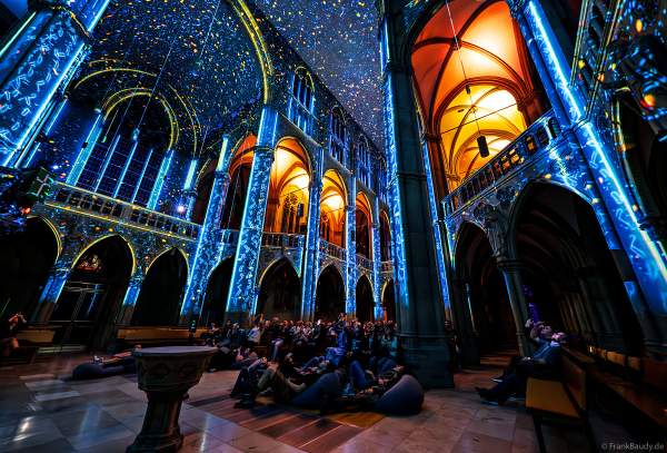 Auf großen Sitzkissen kann man bequem die immersive Lichtshow 'GENESIS' in der Johanneskirche in Stuttgart erleben