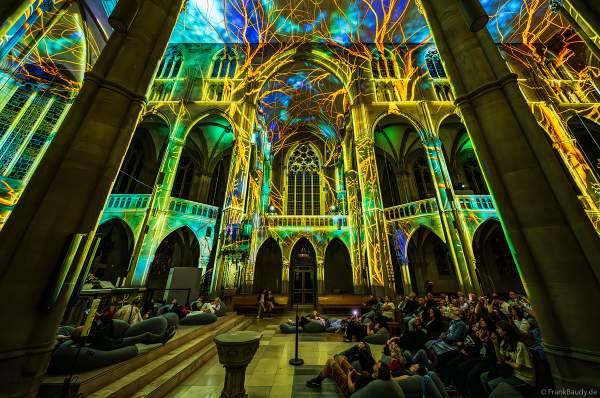 Die immersive Lichtshow 'GENESIS' in der Johanneskirche am Feuersee in Stuttgart mit 360-Grad-Projektionen und 3D-Videomapping der Schöpfungsgeschichte
