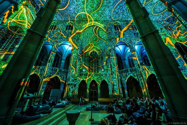 Die immersive Lichtshow 'GENESIS' in der Johanneskirche am Feuersee in Stuttgart mit 360-Grad-Projektionen und 3D-Videomapping der Schöpfungsgeschichte