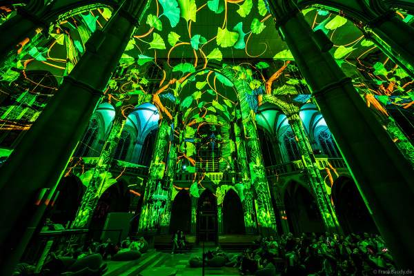Die immersive Lichtshow 'GENESIS' in der Johanneskirche am Feuersee in Stuttgart mit 360-Grad-Projektionen und 3D-Videomapping der Schöpfungsgeschichte