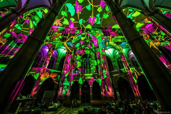 Die immersive Lichtshow 'GENESIS' in der Johanneskirche am Feuersee in Stuttgart mit 360-Grad-Projektionen und 3D-Videomapping der Schöpfungsgeschichte