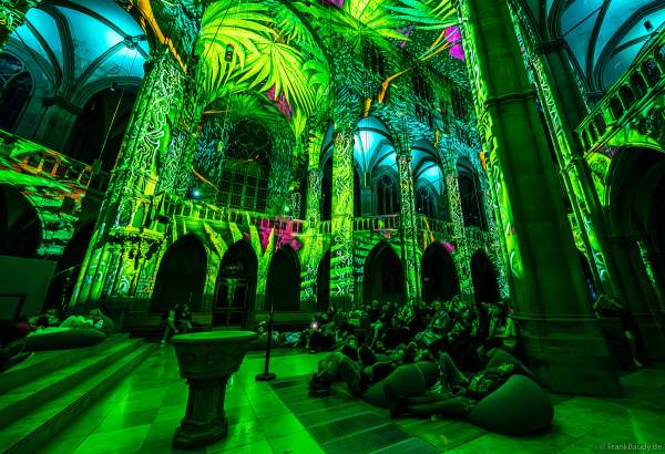 Die immersive Lichtshow 'GENESIS' in der Johanneskirche am Feuersee in Stuttgart mit 360-Grad-Projektionen und 3D-Videomapping der Schöpfungsgeschichte