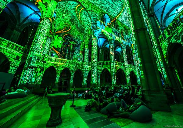 Die immersive Lichtshow 'GENESIS' in der Johanneskirche am Feuersee in Stuttgart mit 360-Grad-Projektionen und 3D-Videomapping der Schöpfungsgeschichte