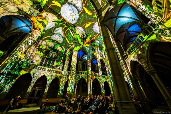 Die immersive Lichtshow 'GENESIS' in der Johanneskirche am Feuersee in Stuttgart mit 360-Grad-Projektionen und 3D-Videomapping der Schöpfungsgeschichte