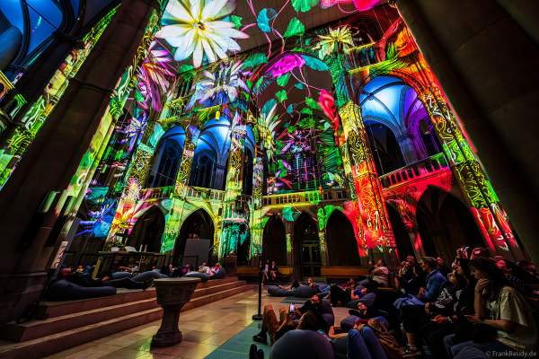 Die immersive Lichtshow 'GENESIS' in der Johanneskirche am Feuersee in Stuttgart mit 360-Grad-Projektionen und 3D-Videomapping der Schöpfungsgeschichte