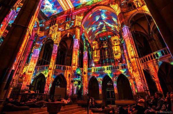 Die immersive Lichtshow 'GENESIS' in der Johanneskirche am Feuersee in Stuttgart mit 360-Grad-Projektionen und 3D-Videomapping der Schöpfungsgeschichte