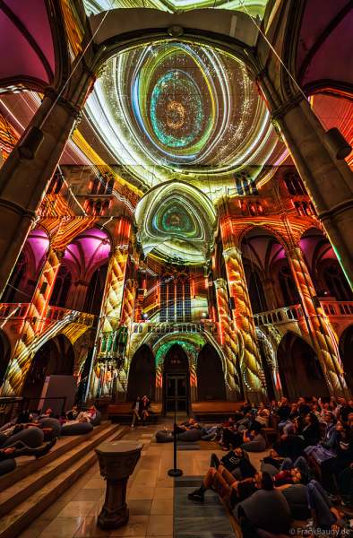 Die immersive Lichtshow 'GENESIS' in der Johanneskirche am Feuersee in Stuttgart mit 360-Grad-Projektionen und 3D-Videomapping der Schöpfungsgeschichte