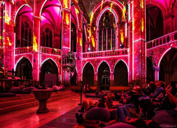Auf großen Sitzkissen kann man bequem die immersive Lichtshow 'GENESIS' in der Johanneskirche in Stuttgart erleben