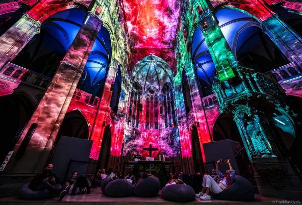 Auf großen Sitzkissen kann man bequem die immersive Lichtshow 'GENESIS' in der Johanneskirche in Stuttgart erleben