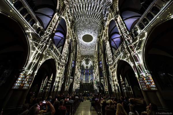 Die immersive Lichtshow 'GENESIS' in der Johanneskirche am Feuersee in Stuttgart mit 360-Grad-Projektionen und 3D-Videomapping der Schöpfungsgeschichte