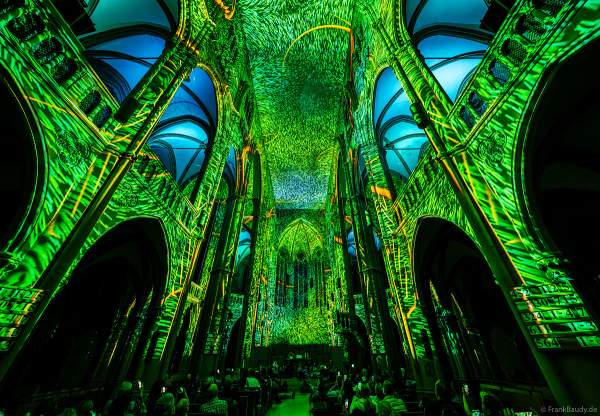 Die immersive Lichtshow 'GENESIS' in der Johanneskirche am Feuersee in Stuttgart mit 360-Grad-Projektionen und 3D-Videomapping der Schöpfungsgeschichte