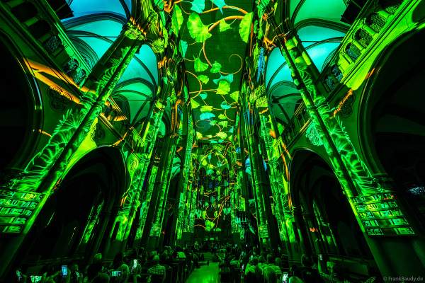 Die immersive Lichtshow 'GENESIS' in der Johanneskirche am Feuersee in Stuttgart mit 360-Grad-Projektionen und 3D-Videomapping der Schöpfungsgeschichte