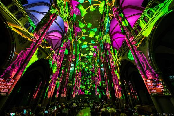 Die immersive Lichtshow 'GENESIS' in der Johanneskirche am Feuersee in Stuttgart mit 360-Grad-Projektionen und 3D-Videomapping der Schöpfungsgeschichte