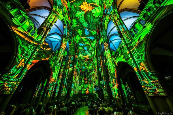 Die immersive Lichtshow 'GENESIS' in der Johanneskirche am Feuersee in Stuttgart mit 360-Grad-Projektionen und 3D-Videomapping der Schöpfungsgeschichte