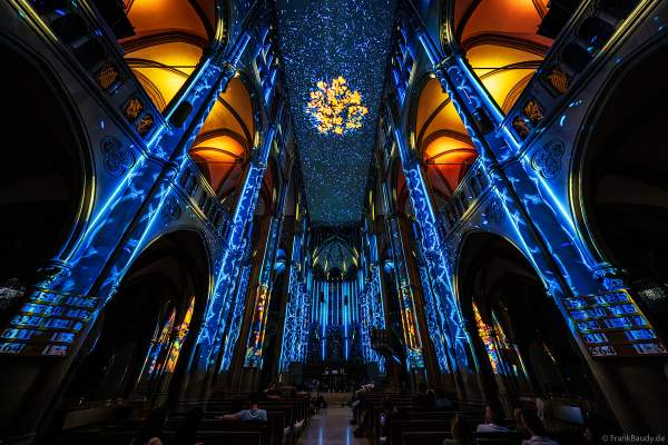 Die immersive Lichtshow 'GENESIS' in der Johanneskirche am Feuersee in Stuttgart mit 360-Grad-Projektionen und 3D-Videomapping der Schöpfungsgeschichte