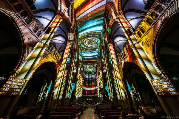Die immersive Lichtshow 'GENESIS' in der Johanneskirche am Feuersee in Stuttgart mit 360-Grad-Projektionen und 3D-Videomapping der Schöpfungsgeschichte