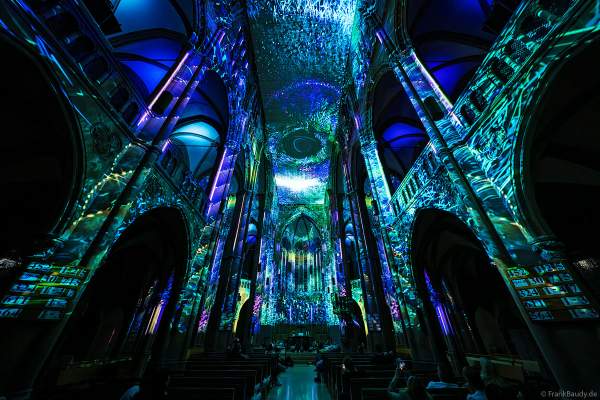 Die immersive Lichtshow 'GENESIS' in der Johanneskirche am Feuersee in Stuttgart mit 360-Grad-Projektionen und 3D-Videomapping der Schöpfungsgeschichte