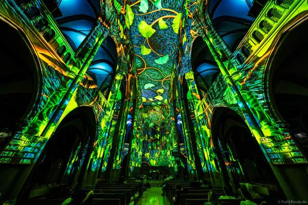 Die immersive Lichtshow 'GENESIS' in der Johanneskirche am Feuersee in Stuttgart mit 360-Grad-Projektionen und 3D-Videomapping der Schöpfungsgeschichte