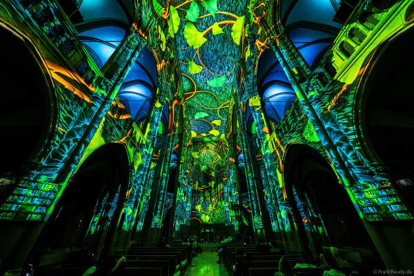 Die immersive Lichtshow 'GENESIS' in der Johanneskirche am Feuersee in Stuttgart mit 360-Grad-Projektionen und 3D-Videomapping der Schöpfungsgeschichte