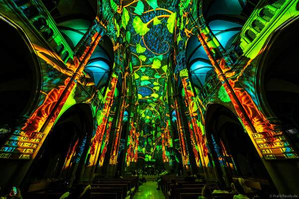 Die immersive Lichtshow 'GENESIS' in der Johanneskirche am Feuersee in Stuttgart mit 360-Grad-Projektionen und 3D-Videomapping der Schöpfungsgeschichte