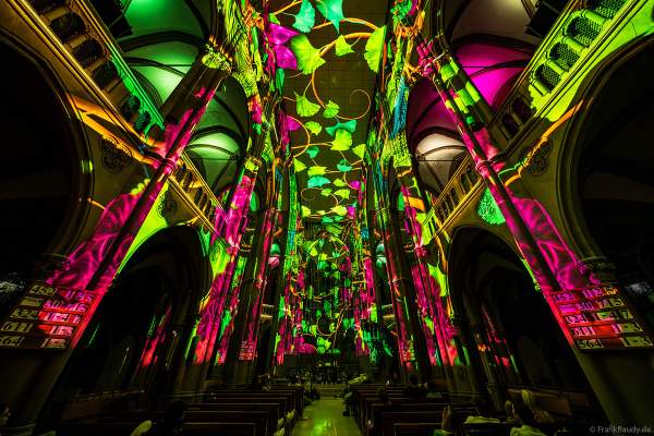 Die immersive Lichtshow 'GENESIS' in der Johanneskirche am Feuersee in Stuttgart mit 360-Grad-Projektionen und 3D-Videomapping der Schöpfungsgeschichte