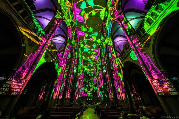 Die immersive Lichtshow 'GENESIS' in der Johanneskirche am Feuersee in Stuttgart mit 360-Grad-Projektionen und 3D-Videomapping der Schöpfungsgeschichte