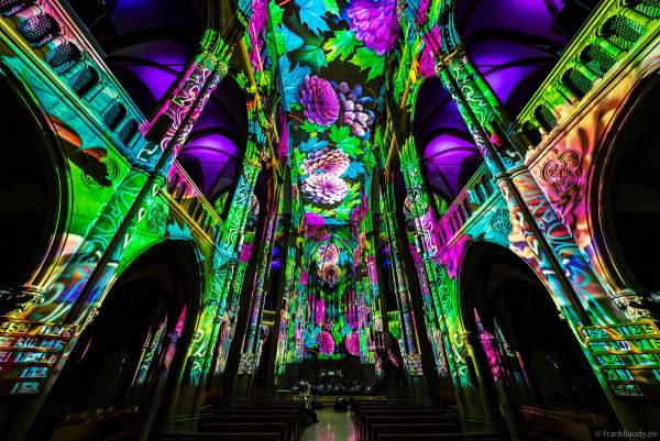 Ein Blumenmeer durch 360-Grad-Projektionen und 3D-Videomapping bei der Lichtshow GENESIS in der Johanneskirche am Feuersee in Stuttgart