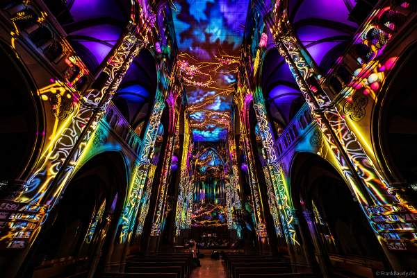 Die immersive Lichtshow 'GENESIS' in der Johanneskirche am Feuersee in Stuttgart mit 360-Grad-Projektionen und 3D-Videomapping der Schöpfungsgeschichte