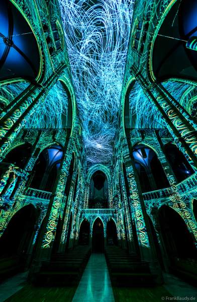 Die immersive Lichtshow 'GENESIS' in der Johanneskirche am Feuersee in Stuttgart mit 360-Grad-Projektionen und 3D-Videomapping der Schöpfungsgeschichte