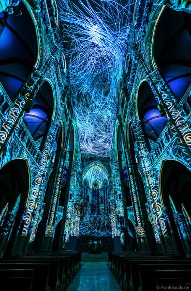 Die immersive Lichtshow 'GENESIS' in der Johanneskirche am Feuersee in Stuttgart mit 360-Grad-Projektionen und 3D-Videomapping der Schöpfungsgeschichte